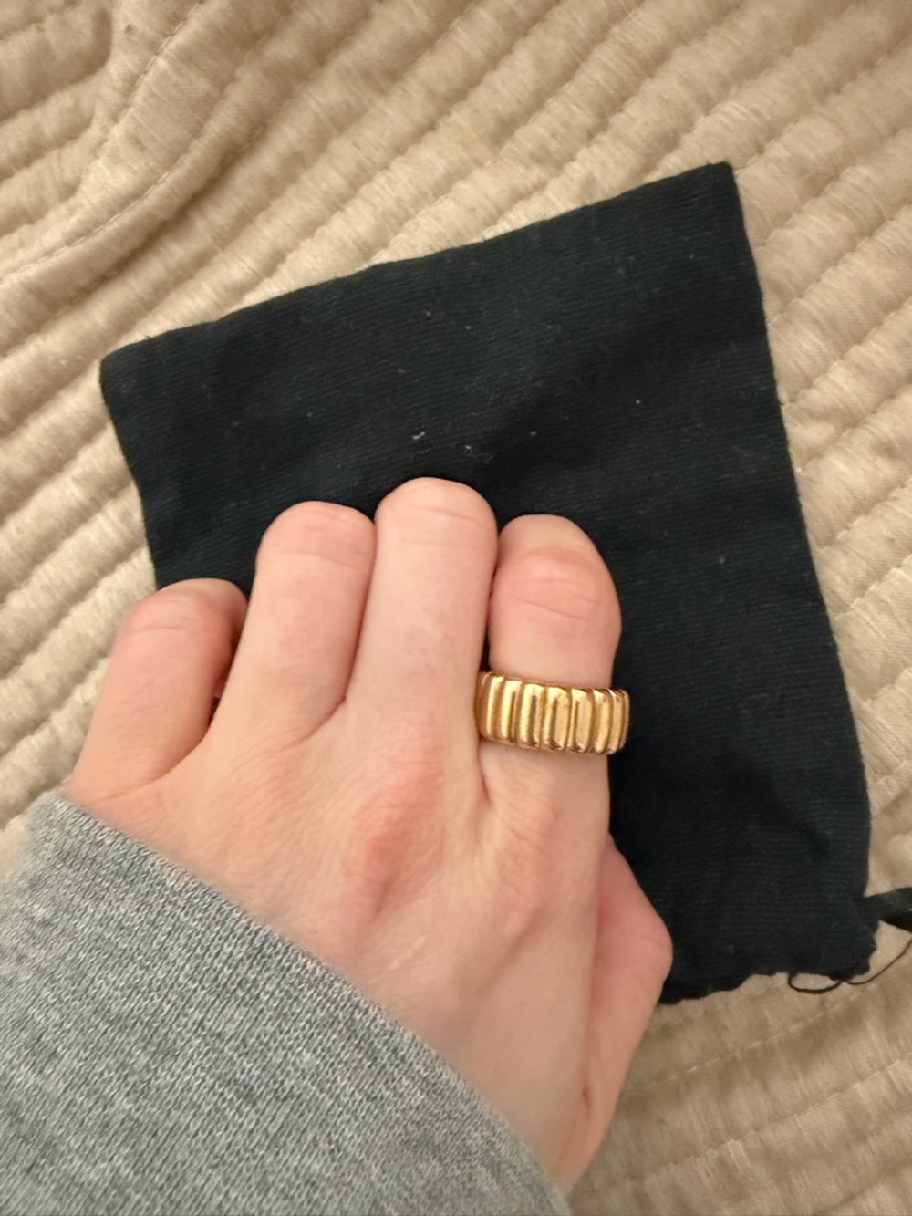 Mejuri Ribbed Band Ring - Gold - Picture 4 of 6